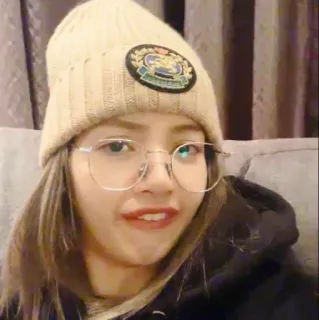 🐊 b6726057 Lisa personne, femme, lunettes, chapeau, kpop, chanteur whatsapp sticker