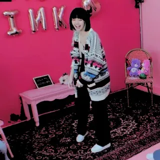 🍒 022a4ce2 INK wanita, berdiri, merah muda, balon, kamar telegram sticker