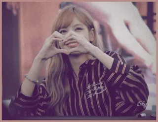 💧 2a80c626 Lisa Lisa, K-Pop, chanteuse, coeur avec les mains, fan telegram sticker