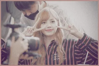 🌸 7e239f18 Lisa kpop, Blackpink, chanteuse, signe de paix, femme, célébrité, idole telegram sticker