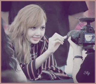 💧 92c4725a Lisa Lisa, Kpop, Idole, Chanteuse, Appareil photo, Sourire telegram sticker