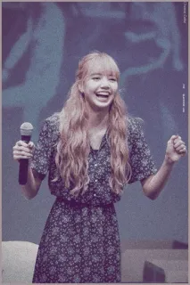 💧 c4b7ac47 Lisa kpop, chanteuse, sourire, microphone, femme, artiste, blackpink, lisa telegram sticker