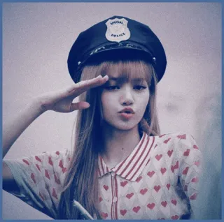 🌸 d608cf42 Lisa SPECIAL POLICE kpop, chanteur, idole, police, chapeau, salut, femme telegram sticker