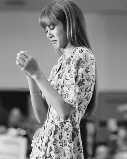 💀 1603e188 Lisa плачет, грустно, черно-белое, женщина, расстроена telegram sticker