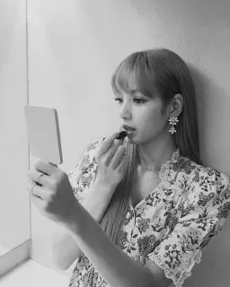 💀 93080219 Lisa kpop, макияж, зеркало, помада, айдол, женщина, портрет, blackpink telegram sticker