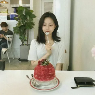 🥂 917253d9 wanita, makanan, es krim, hidangan penutup, sendok whatsapp sticker