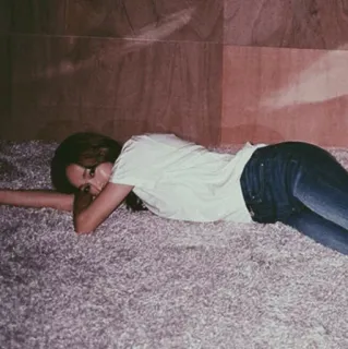 🖲 1b2a407c Frau, Jeans, T-Shirt, liegend, Teppich, drinnen whatsapp sticker