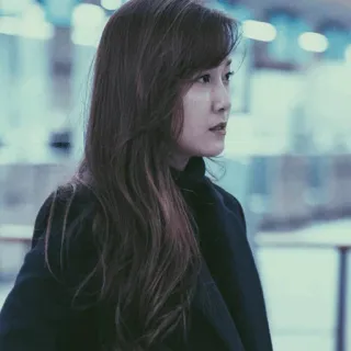 🖲 1c05e1b9 Frau, Porträt, Person, Brünette, Mantel, Innenaufnahme whatsapp sticker