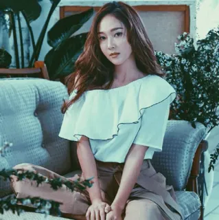 🖲 68624d4c Frau, Porträt, Person, Innenbereich, Couch, Pflanze, Casual whatsapp sticker