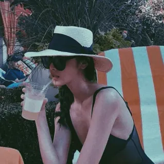 🖲 6f07ed10 Frau, Strand, Hut, Sonnenbrille, Badeanzug, Sommer, Getränk, Urlaub whatsapp sticker