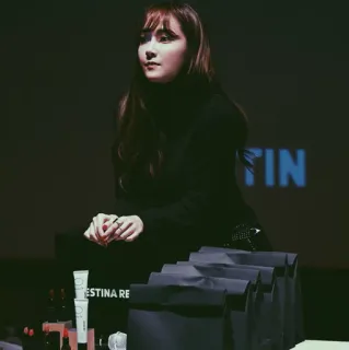 🖲 933542cc FIN Frau, Person, Porträt, Innen whatsapp sticker