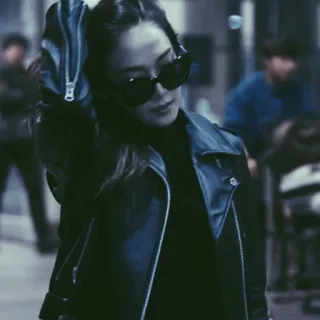 🗽 d6177f0c Frau, Lederjacke, Sonnenbrille, Mode, Flughafen whatsapp sticker