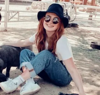 🦥 98e194cc 여자, 모자, 선글라스, 빨간 머리, 청바지, 캐주얼, 미소, 인물 사진 telegram sticker