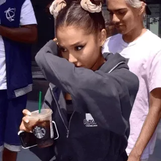 ☁️ 0f127c37 Ariana Grande 名人, 歌手, 女性, 星巴克, 冰咖啡, 爱莉安娜·格兰德 telegram sticker
