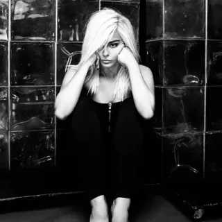 🕯 23d65514 kobieta, portret, blondynka, siedząca, czarno-białe, smutna, emocja, sama telegram sticker