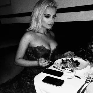 💸 468a6cca kobieta, sukienka, stół, kolacja, blondynka, je, portret telegram sticker