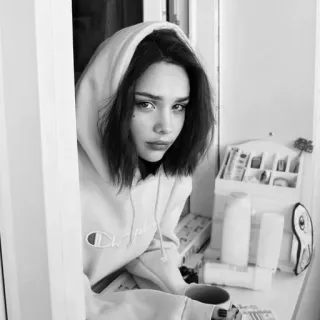 💸 a593c101 kobieta, bluza z kapturem, okno, portret, piękno, czarno-biały telegram sticker