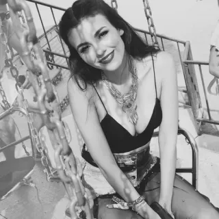 🕯 df6f5797 kobieta, portret, naszyjnik, moda, selfie, biżuteria telegram sticker