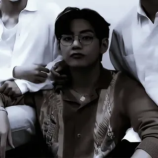 💭 6b632e9e V K-pop, ca sĩ, người đàn ông, kính, người nổi tiếng, BTS, V telegram sticker