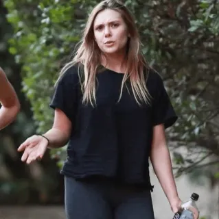 ◾️ 091c2bbd Elizabeth Olsen elizabeth olsen, aktris, selebriti, berjalan, kaos hitam, legging telegram sticker