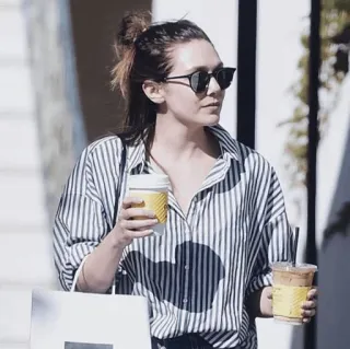 ◾️ 1b7a7b13 wanita, kopi, kemeja garis-garis, kacamata hitam, selebriti, Elizabeth Olsen, aktris, street style telegram sticker