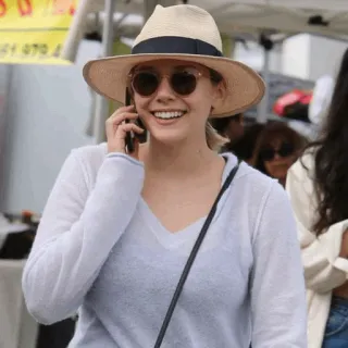 ◾️ 3dc3bcbe Elizabeth Olsen aktris, selebriti, wanita, tersenyum, telepon, topi, kacamata hitam, orang telegram sticker