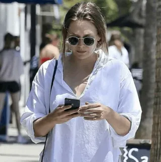 ◾️ 3ed31624 wanita, kacamata hitam, kemeja putih, jalan, luar ruangan, orang telegram sticker