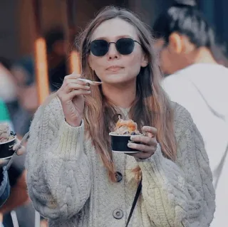 ◾️ 4a949490 wanita, kacamata hitam, es krim, makan, potret, sweter telegram sticker