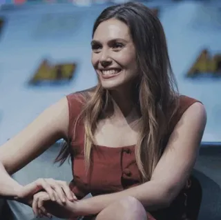 ◾️ b2badad4 wanita, selebriti, Elizabeth Olsen, aktris, tersenyum, potret telegram sticker