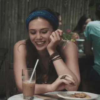 ◾️ dc5129a9 wanita, tersenyum, es kopi, kafe, restoran, kasual telegram sticker