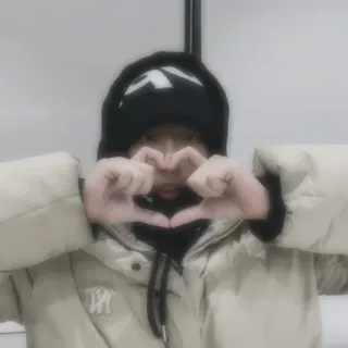 💘 b3d6694e жест сердца, любовь, молодежь, зимняя мода, портрет telegram sticker