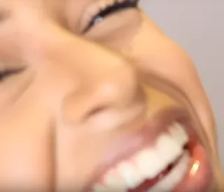 😂 cf13c967 cười, cười lớn, cận cảnh, phụ nữ, răng, khuôn mặt telegram sticker