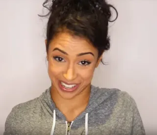 😏 e07fe4fe phụ nữ, áo hoodie xám, chân dung, khuôn mặt, người telegram sticker