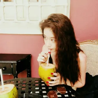 🕊 96f98704 femme, noix de coco, boisson, lunettes de soleil, portrait, décontracté, intérieur telegram sticker