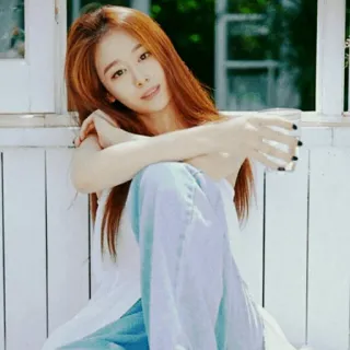 🕊 f454eece femme, portrait, fille, personne, assise, jeans, décontracté telegram sticker