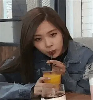 🌙 5107a25e Rose Rose, K-pop, singer, drinking, juice, Blackpink telegram sticker