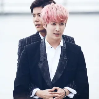 🍌 72c092a3 Pop Korea, K-Pop, Idola, Rambut pink, Pria, Setelan telegram sticker