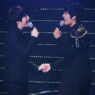 🥕 94436316 pria, menyanyi, pertunjukan, panggung, mikrofon telegram sticker