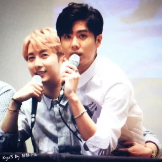 🍌 e02514e3 Kyu's by 赫赫站在 pria, mikrofon, kemeja putih, rambut pirang, gelang telegram sticker