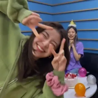 ✌️ 9b99120f женщины, день рождения, знак мира, праздник, торт telegram sticker