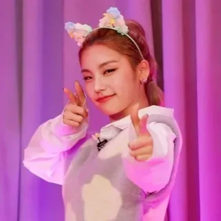 😉 a6098574 Yeji kpop, певица, милая, женщина, yeji, itzy, девушка, указывает telegram sticker