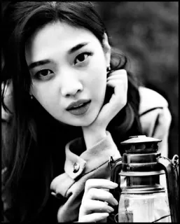 🍩 30ddc389 mujer, retrato, linterna, blanco y negro, exterior telegram sticker