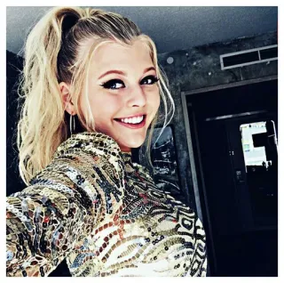 🥀 04c97c60 金发, 女人, 肖像, 微笑, 自拍, 快乐 whatsapp sticker