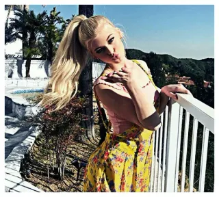 🥀 0d575cc3 女人, 金发, 飞吻, 肖像, 户外 whatsapp sticker