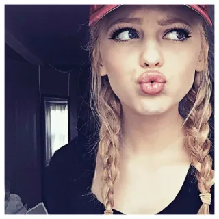 🥀 3debd7a5 女人, 女孩, 肖像, 金发, 辫子, 嘟嘴, 帽子 whatsapp sticker