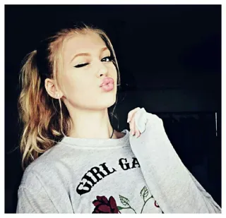 🥀 61dc0448 GIRL GANG 女人, 女孩, 姿势, 肖像, 时尚, 美丽, 风格 whatsapp sticker