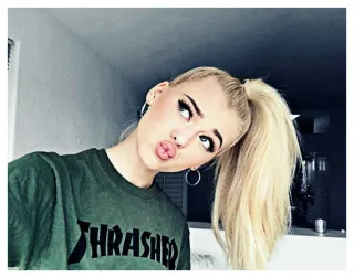 🥀 69576711 THRASHER 女人, 金发, 肖像, 滑板, T恤, 女孩 whatsapp sticker