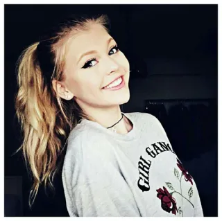 🥀 c3d3f4f5 GIRL GANG 姐妹团, 花, 女人, 衬衫, 休闲, 微笑 whatsapp sticker