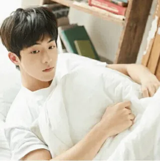 🔘 5af82672 homme, couché, intérieur, lit, détente, portrait telegram sticker