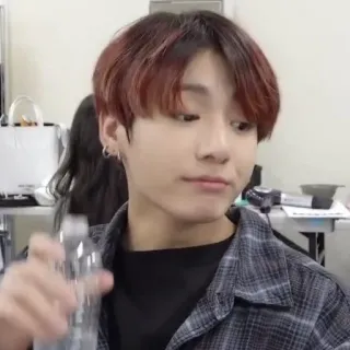 😑 07503bba homem, pessoa, coreano, masculino, garrafa de água, interior telegram sticker